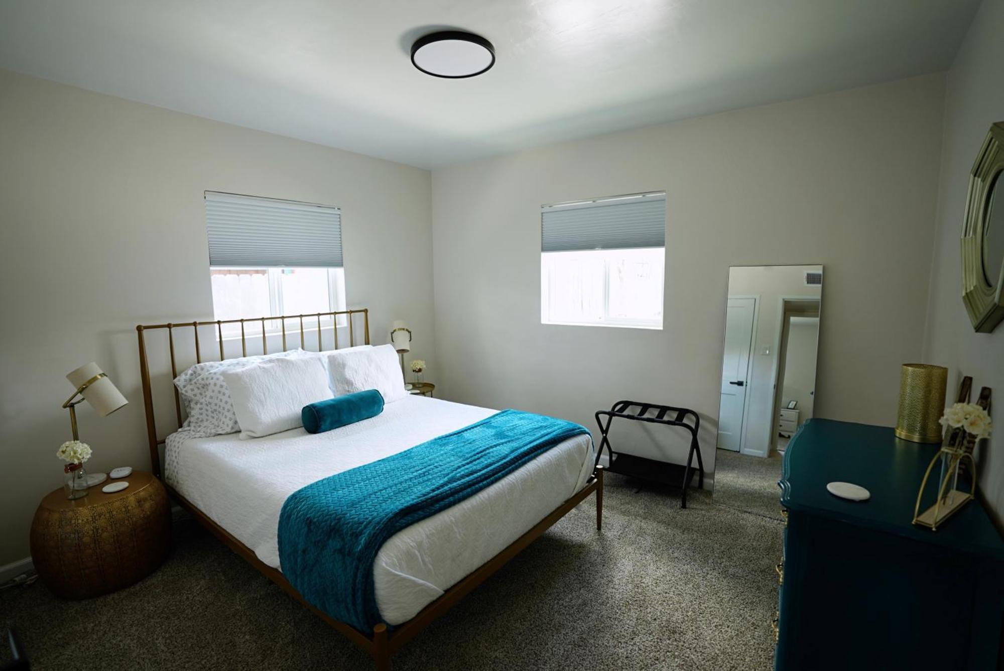 Centrally Located! Remodeled! Huge Backyard! The White House Albuquerque Exterior photo