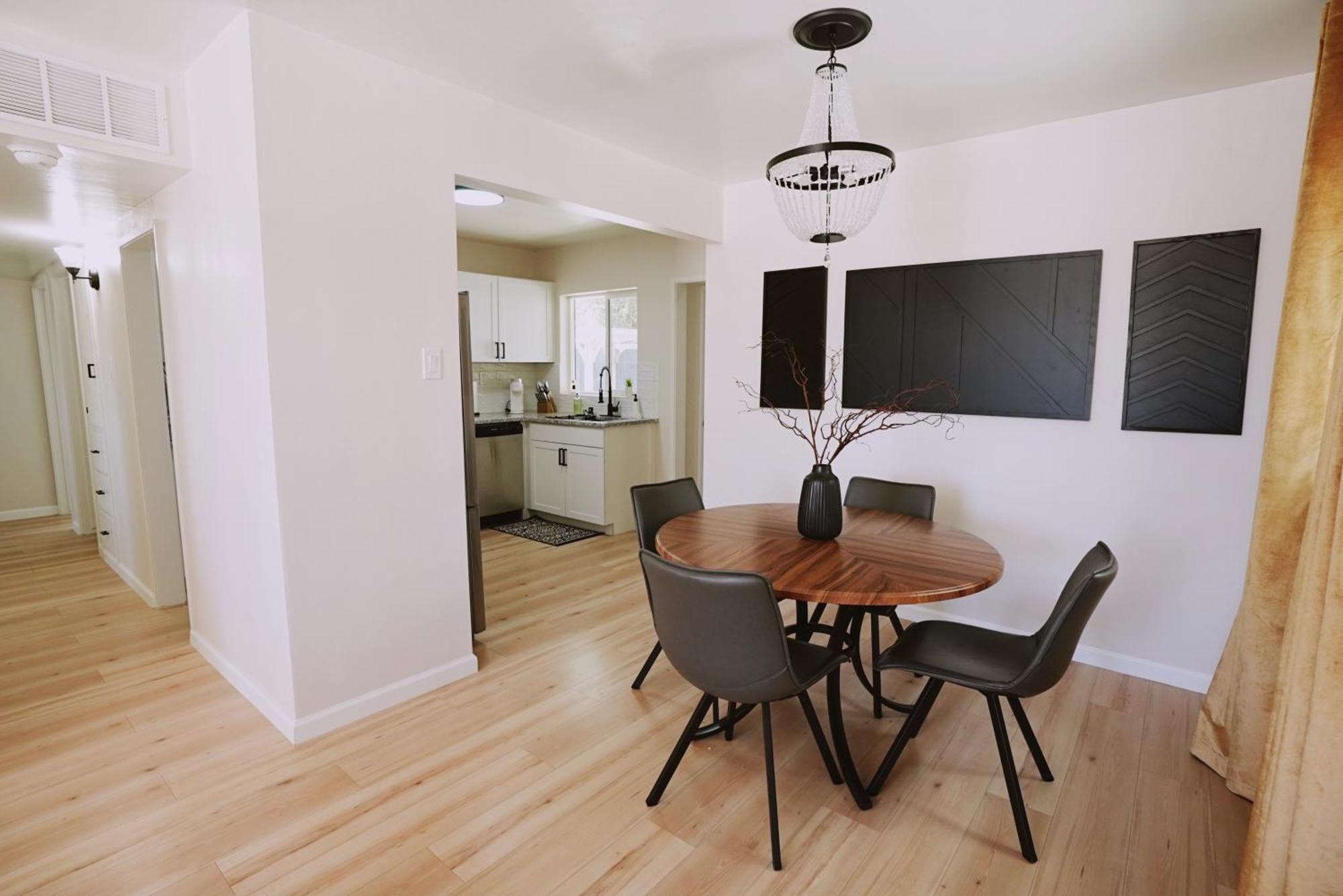 Centrally Located! Remodeled! Huge Backyard! The White House Albuquerque Exterior photo